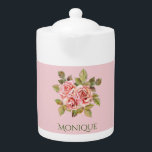 Hübsche Vintage Rosensteine Personalisiert<br><div class="desc">Personalisierter Teekessel mit Vintager Abbildung hübscher rosa Rosen und elegantem,  anpassbarem Text auf pastellrosa Hintergrund.</div>