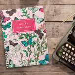 Hübsche Vintage Schmetterlinge Rosa Aquamariner Na Notizblock<br><div class="desc">Dieses hübsche, stilvolle Notizbuch zeichnet sich durch ein Vintages Schmetterlingsdesign in aquamarin-blau-grün, magentafarben, braun, grün, mint und hellrosa aus. Kleine Raupen fügen eine niedliche Touch hinzu. Textdateien sind für eine einfache Personalisierung enthalten. Ideal für viele Anwendungen - zurück zur Schule, zum Business, zu den Reisebüchern, zur Uni und vieles mehr!...</div>