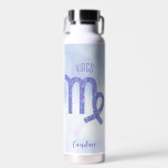 Hübsche Virgo Astrologie Signieren Personalisiert  Trinkflasche<br><div class="desc">Diese hübsche,  personalisierte lila und Lavendel Virgo Wasserflasche zeigt Ihr astrologisches Zeichen aus dem Zodiac in einem wunderschönen Funkeln wie den Sternbildern. Passen Sie dieses niedliche Geschenk mit Ihrem Namen in einem schönen kursiven Skript für jemanden mit einem späten August oder Anfang September Geburtstag.</div>