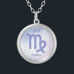 Hübsche Virgo Astrologie Signieren Personalisiert  Versilberte Kette<br><div class="desc">Diese hübsche,  personalisierte,  lila und Lavendel Virgo Halskette zeigt Ihr astrologisches Zeichen aus dem Zodiac in einem schönen Funkeln wie die Sternbilder. Passen Sie dieses niedliche Geschenk mit Ihrem Namen in einem schönen kursiven Skript für jemanden mit einem späten August oder Anfang September Geburtstag.</div>