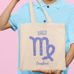 Hübsche Virgo Lila Astrologie Zeichen Personalisie Tragetasche<br><div class="desc">Diese hübsche,  personalisierte lila und Lavendel Virgo Tote Tasche zeigt Ihr astrologisches Zeichen aus dem Zodiac in einem schönen Funkeln wie die Sternbilder. Passen Sie dieses niedliche Geschenk mit Ihrem Namen in einem schönen kursiven Skript für jemanden mit einem späten August oder Anfang September Geburtstag.</div>