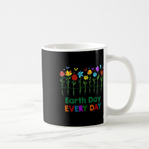 Hübsche wachsende Blume und Schmetterlinge Erde Ta Kaffeetasse