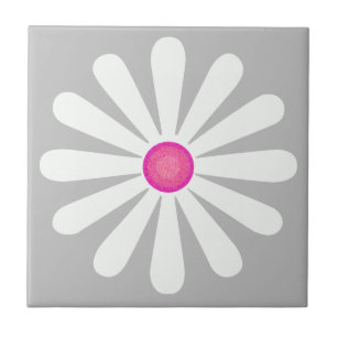 Hübsche Weißdecke mit rosa Mitte auf silber Fliese