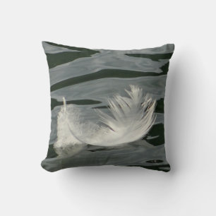 Hübsche weiße Feder Kissen