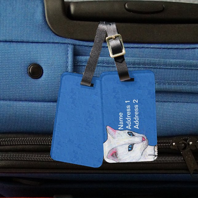 Hübsche weiße Katze Bright Light Blue Augen Gepäckanhänger (Face head of white cat with vibrant blue eyes on deep blue luggage tags.)