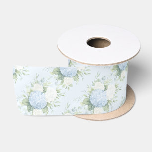 Hübsche weiße Rosen blaue Hyndrangea Blumen Satinband