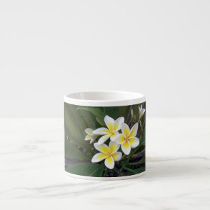 Hübsche weiße u. gelbe tropische Blumen Espressotasse