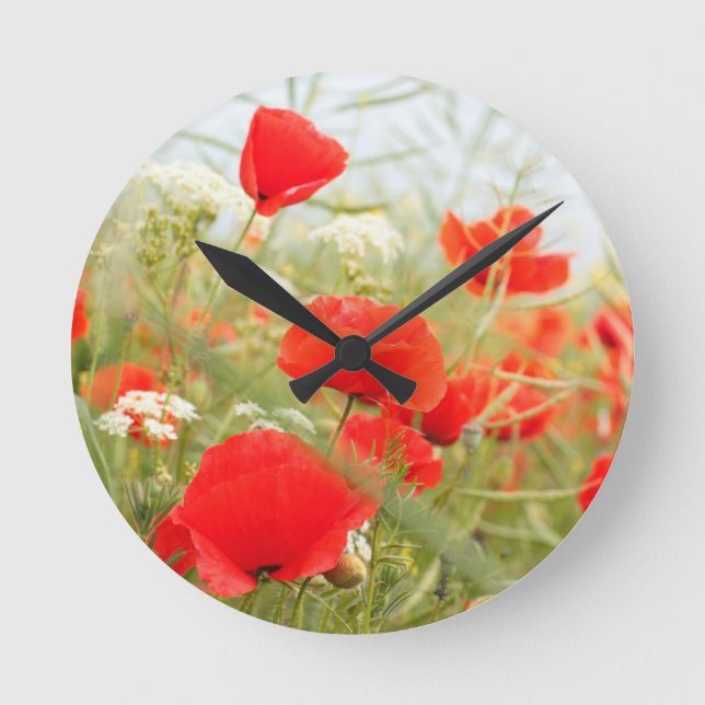 Hübsche Wiese mit roten Mohnblüten Runde Wanduhr (Vorderseite)