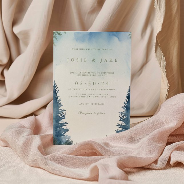 Hübsche Winterkiefern - Grüne Hochzeitseinladung Einladung (Blue watercolor forest wedding invitation with pine tree border and elegant typography.)