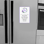 Hübscher Blumenreath Mit Monogramm Hochzeit Einlad Magnet<br><div class="desc">Hübscher Hochzeitseinladungsmagnet aus weißer Matte,  mit einem Lavendel und dann Rahmen,  um den äußeren Rand. Die Grafik eines bunten Blumenkranzes,  ganz oben auf der Einladung,  lässt die Initialen von Braut und Bräutigam in Lavendel erledigen. Personalisieren Sie alle benutzerdefinierten Textfelder,  um Ihre Hochzeitsbedürfnisse Anzug. Matching Produkte sind erhältlich.</div>