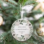 Hübscher Blumenstrauß | Hochzeitssake Ornament<br><div class="desc">Dieser hübsche Weihnachtsschmuck besticht durch einen Aquarellkranz voller weißer und weicher grauer Blume mit eleganten grünen Blätter und moderne Schrift. Fügen Sie Ihre Namen und das Datum,  das Sie verheiratet für die perfekte Hochzeitsnacht got haben.</div>