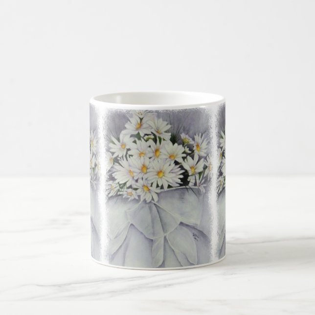 HÜBSCHER BOUQUET VON DAISIEN KLASSISCHE TASSE (Mittel)