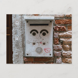 Hübscher Briefkasten mit lächelndem Gesicht Postkarte