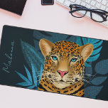 Hübscher Dschungel Leopard | Blau | Name Schreibtischunterlage<br><div class="desc">Diese atemberaubende Schreibtischmatte verfügt über einen handgezeichneten / bemalten Leopard mit tropischen Dschungeltönen in Blautönen auf einem individuellen Farbhintergrund (in dunkelmarineblau dargestellt). Eine Textvorlage ist für eine einfache Personalisierung vorgesehen. Modern,  schön und einzigartig - macht ein tolles Geschenk! *Kunstwerk / Illustration von Tracey Khalei / Orabella Prints</div>