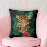 Hübscher Dschungel Leopard | Schwarz | Name Kissen<br><div class="desc">Dieses hübsche Kopfkissen mit handgezeichnetem / gemaltetem Leopard,  tropischen Dschungelwüsten-Blätter und einer hellrosa Hibiskus-Blume auf einem benutzerdefinierten Hintergrund (schwarz dargestellt). Eine Textvorlage ist für eine einfache Personalisierung vorgesehen. Modern und farbenfroh - macht ein tolles Geschenk! *Kunstwerk / Illustration von Tracey Khalei / Orabella Prints</div>
