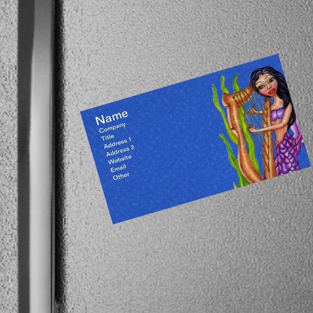 Hübscher dunkler Haar Lila Meerjungfrau Magnetische Visitenkarte (Mermaid purple tail green seaweed playing harp on dark blue magnetic business cards.)