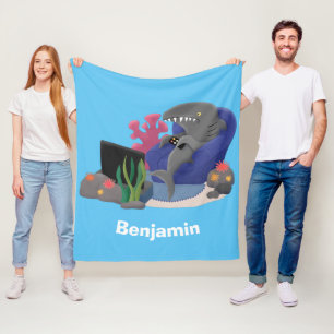 Hübscher Hai beim Fernsehen Cartoon Fleecedecke