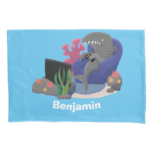 Hübscher Hai beim Fernsehen Cartoon Kissenbezug (Vorderseite)