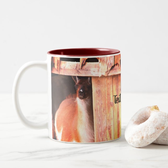 Hübscher Lama-Zuchtbetrieb Personalisiert Zweifarbige Tasse (Mit Donut)