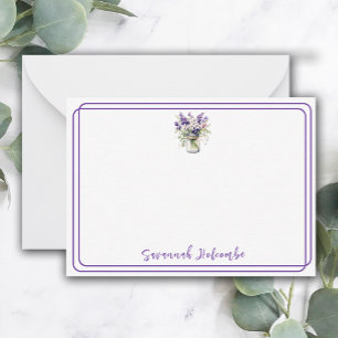 Hübscher Lila Blumenstrauß in einem Korbgeflecht Mitteilungskarte