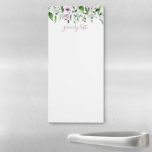 Hübscher malvenfarbener Garten mit Blumen Magnetischer Notizblock<br><div class="desc">Blumenblumenstrauß des hübschen Watercolorgartens in den Schatten des malvenfarbenen,  weißen und grünen,  personalisierten magnetischen Notizblockes. Notizblock kennzeichnet eine Linie für kundenspezifischen Text. Die Textfarbe,  die in der Malvenfarbe gezeigt wird,  kann besonders angefertigt werden.</div>