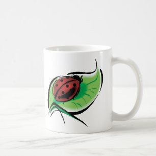 hübscher Marienkäfer auf einem Blatt Tasse