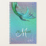 Hübscher Mermaid Schwanz Iridescent Organiser Dail<br><div class="desc">Dieses Design kann in dem Bereich personalisiert werden, der durch das Ändern des Fotos und/oder Textes zur Verfügung gestellt wird. Oder Sie können es anpassen, indem Sie den Mausklick auswählen, um weitere Optionen anzupassen, um die Farbe des Hintergrunds zu löschen oder zu ändern, Text hinzuzufügen, die Textfarbe oder den Stil...</div>