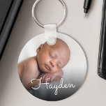 Hübscher Name Baby Foto Schlüsselanhänger<br><div class="desc">Erstellen Sie Ihre eigene personalisierte Round-Key-Kette mit Ihrem benutzerdefinierten,  handgeschriebenen Skriptnamen und Baby-Foto.</div>