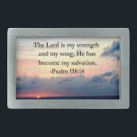 HÜBSCHER PSALM 118 14 SONNENSCHLAG ÜBER DEM OZEAN RECHTECKIGE GÜRTELSCHNALLE<br><div class="desc">Der Herr ist meine Stärke und mein Lied; Er ist meine Errettung geworden. Seien Sie ein Segen für andere mit diesem atemberaubenden Sonnenaufgang über dem Ozean Foto-Design mit der ruhmreichen Schrift Vers Psalm 118:14 über T-Shirts und Geschenke. Dieses schöne Psalm 118:14 Design wird ein wunderbares Geschenk machen, wenn jemand etwas...</div>