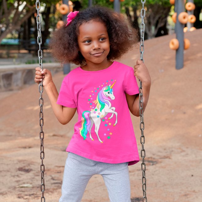 Hübscher Regenbogen-Aufzuchtbetrieb Einhornfallen T-Shirt (Von Creator hochgeladen)