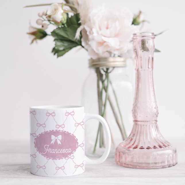 Hübscher rosa Bow Grandmillennial Style Kaffeetasse (Pretty pink bow mug with name on front and back with crest name plate and white bow)