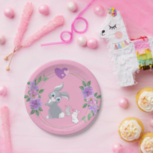 Hübscher rosa Osterhase mit Babys Pappteller