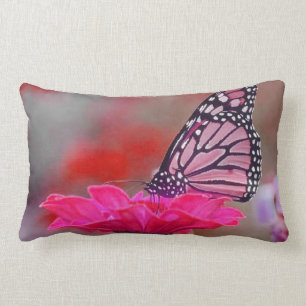 Hübscher rosa Schmetterling auf rosa Blume Throw Lendenkissen