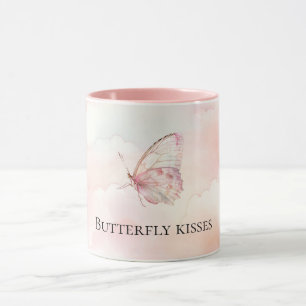 Hübscher rosa Schmetterling in den Wolken Tasse