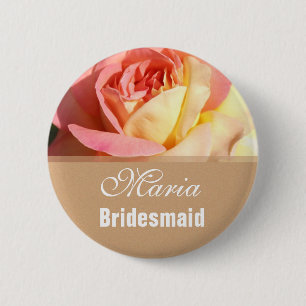 Hübscher rosa und gelber Blumen-Hochzeits-Name-But Button