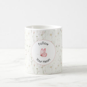 Hübscher rosafarbener floraler Schmetterling Kaffeetasse