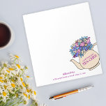 Hübscher Teekessel und Blume Lehrer - Merkblatt Notizblock<br><div class="desc">Dieses personalisierte Notizblock ist das ideale Geschenk für alle Lehrer, die ein wenig Spaß Lieben. Dieses Notizblock mit einem charmanten Design, einem Teekessel, der Blume sprießt, und dem Wortspiel "eine Note von Ihrem TEA-CHER" bietet Lehrern eine spielerische Möglichkeit, Erinnerungen, Notizen oder Botschaften zu schreiben. Es gibt auch eine anpassbare Vorlage,...</div>