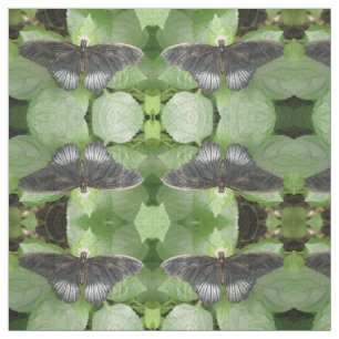 Hübscher Tropenschmetterling und Blume Gemustert Stoff