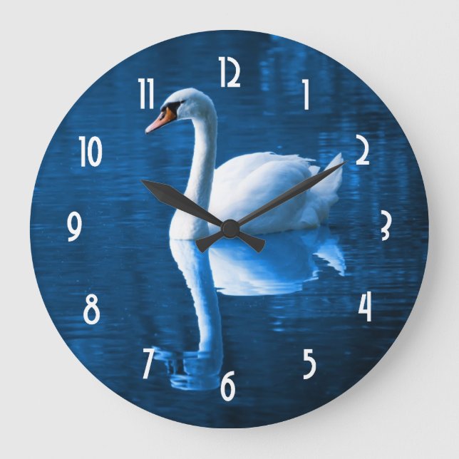 Hübscher weißer Schwan, der auf einem blauen See s Große Wanduhr (Vorderseite)