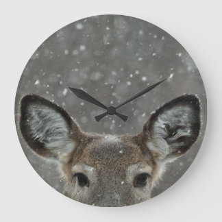 Hübscher Winterhirsch im Schneefall Große Wanduhr