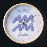 Hübsches Aquarius Astrologie Signieren Personalisi Uhr<br><div class="desc">Diese hübsche,  personalisierte lila und Lavendel Astrologie Uhr zeigt Ihr astrologisches Zeichen aus dem Zodiak in einem schönen Funkeln wie die Sternbilder. Passen Sie diese niedliche Wohngestaltung mit Ihrem Namen in einem wunderschönen kursiven Skript für jemanden mit einem späten Januar oder Anfang Februar Geburtstag an.</div>
