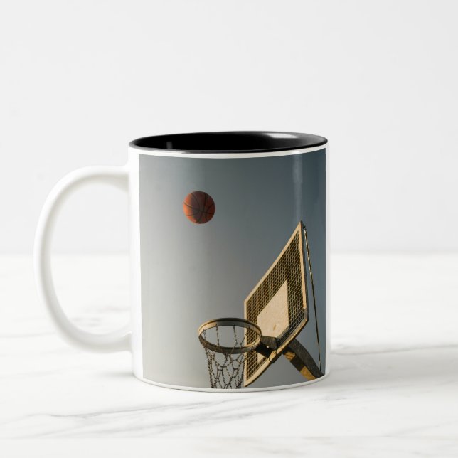 Hübsches Basketballgeschenk Zweifarbige Tasse (Links)
