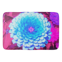 Hübsches blaues Zinnia im Lila Sommergarten Badematte