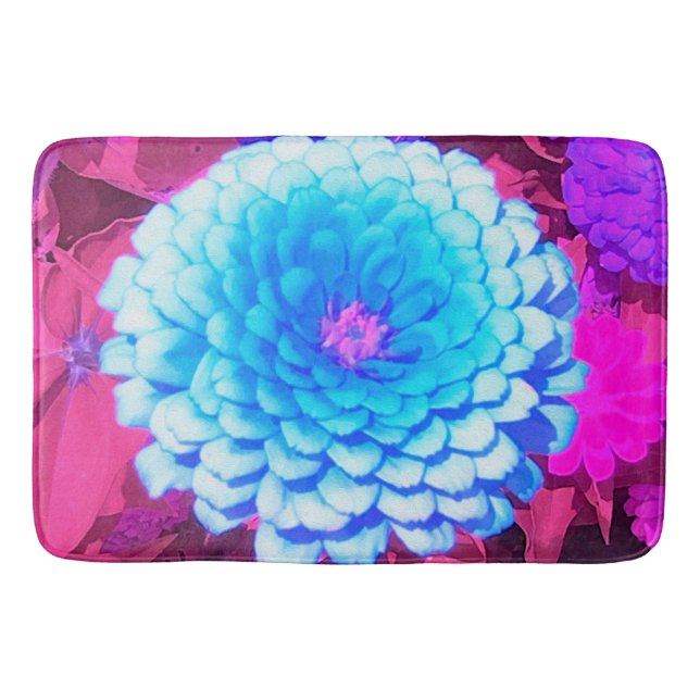 Hübsches blaues Zinnia im Lila Sommergarten Badematte (Vorderseite)