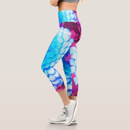 Hübsches blaues Zinnia im Lila Sommergarten Capri Leggings