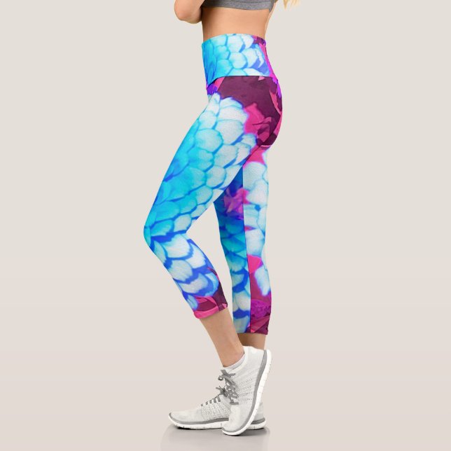 Hübsches blaues Zinnia im Lila Sommergarten Capri Leggings (Links)