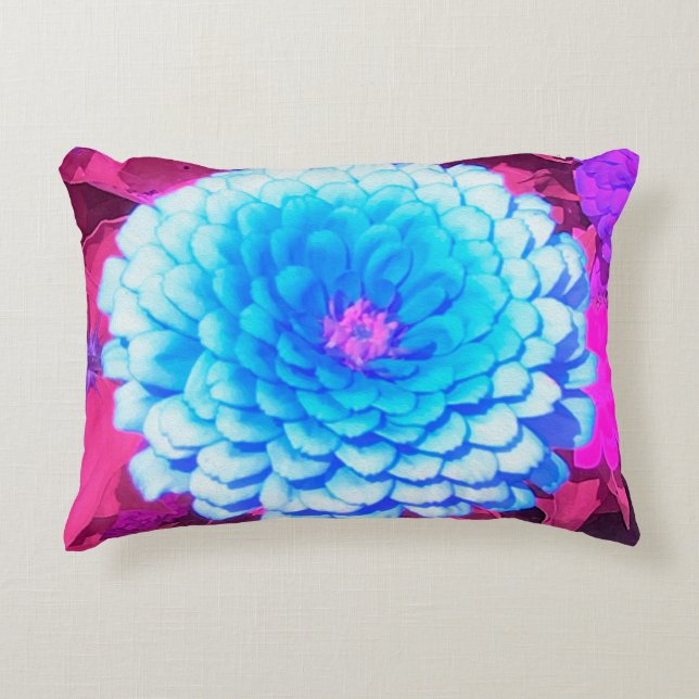 Hübsches blaues Zinnia im Lila Sommergarten Dekokissen (Vorderseite)