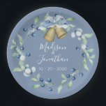 Hübsches Blue Wreath Script Elegante Custom Weddin Pappteller<br><div class="desc">Schöner,  staubblauer Hintergrund mit Wacholderkranz. Hübsche,  elegante Schrift mit schlichter Eleganz. Maßgeschneidert mit Ihren Namen und Ihrem speziellen Datum.</div>