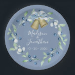 Hübsches Blue Wreath Script Elegante Custom Weddin Pappteller<br><div class="desc">Schöner,  staubblauer Hintergrund mit Wacholderkranz. Hübsche,  elegante Schrift mit schlichter Eleganz. Maßgeschneidert mit Ihren Namen und Ihrem speziellen Datum.</div>