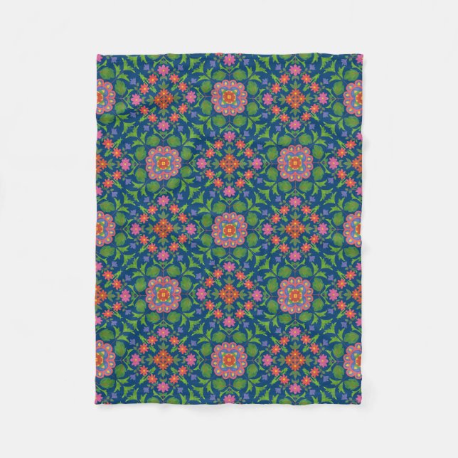 Hübsches BlumenRangoli auf tiefer blauer Fleecedecke (Vorderseite)